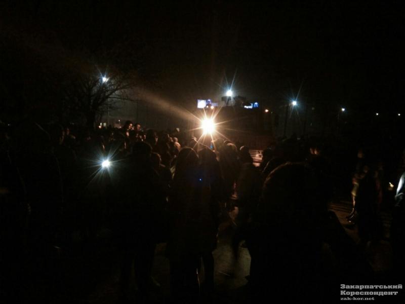 Пожежа в студентському гуртожитку в Ужгороді: студентів забирають з поверхів пожежними драбинами