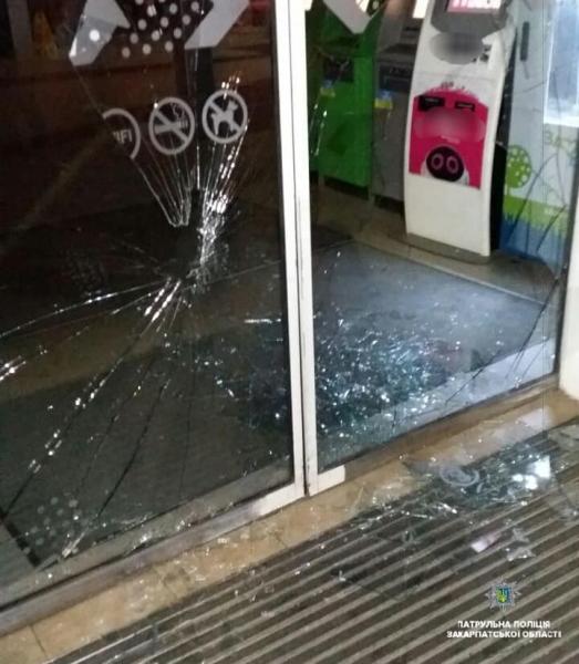 В Ужгороді патрульні затримали молодого хлопця, який імовір..., фото-2 В Ужгороді патрульні затримали молодого хлопця, який імовірно розбив ногою двері супермаркета (ФОТО), фото-2