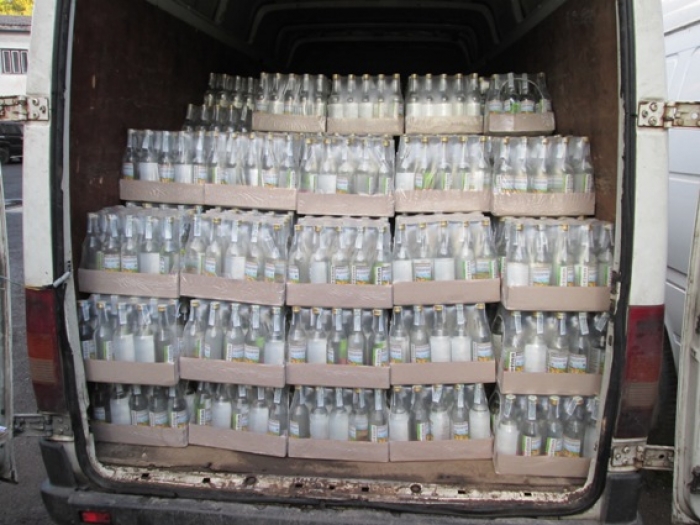 Майже три сотні ящиків горілки, що перевозились як "будматеріали", виявили хустські поліцейські