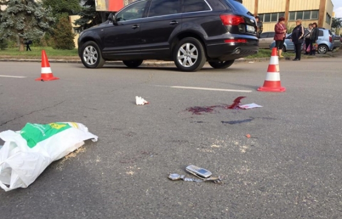 Збитий в Ужгороді на переході чоловік помер у кареті швидкої допомоги