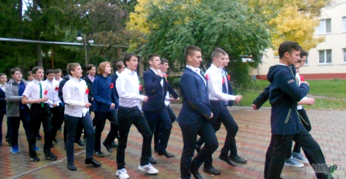 Ужгородські школярі до Дня захисника України марширували під дощем