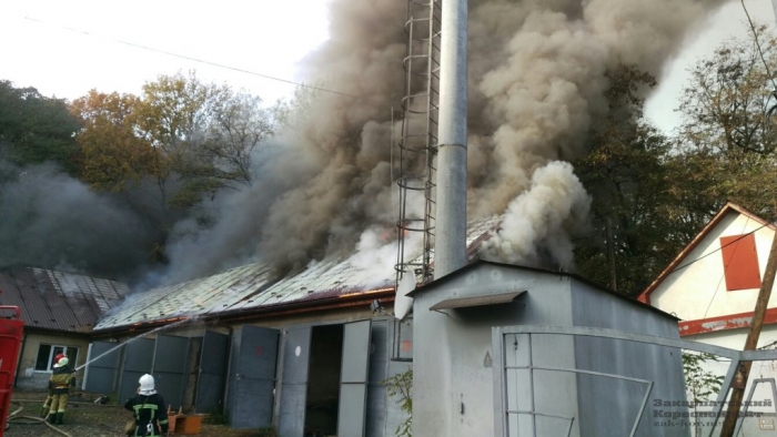 В Ужгороді пожежники змагаються з вогнем