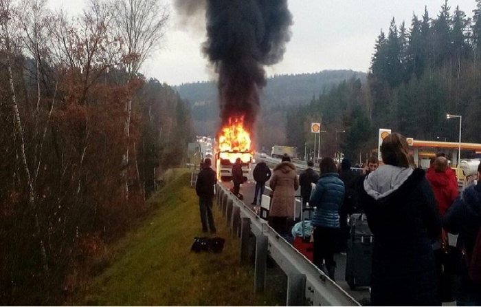 На очах у пасажирів загорівся автобус, який прямував до Чехії