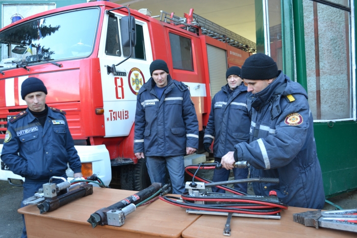 Тячівським вогнеборцям чеські побратими передали аварійно-рятувальне спорядження