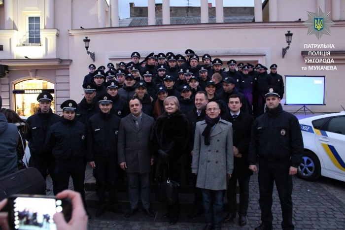 Як патрульні поліцейські Ужгорода та Мукачева святкували день народження