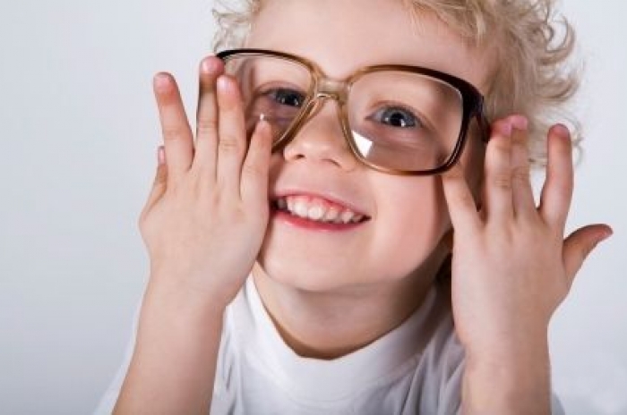 Медики спростовують, що окуляри можуть захистити зір, коли ви працюєте з гаджетами