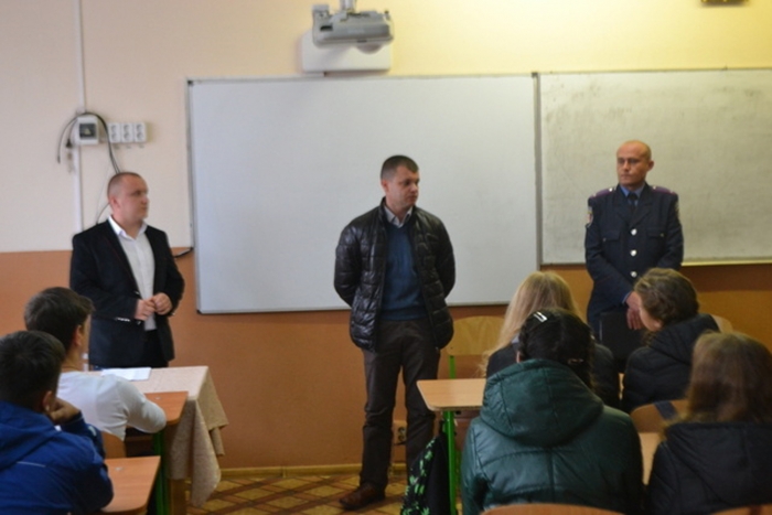 Воловецькі рятувальники та поліцейські спільно  навчали дітей