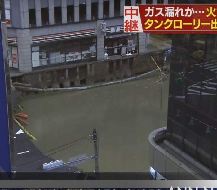В японському місті Фукуока частина вулиці пішла під землю