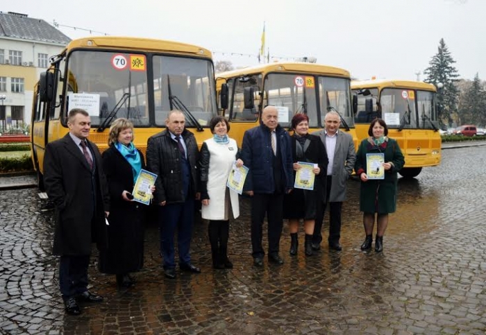 Москаль передав школярам Тячівщини та Перечинщини ключі від нових автобусів