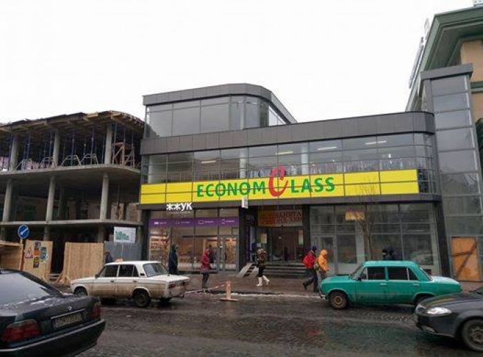 У центрі Ужгорода підприємець незаконно встановив кількаметрову вивіску на магазині