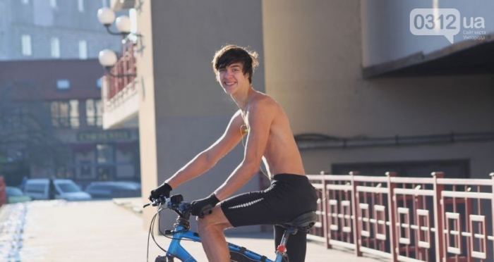 Не як усі: в Ужгороді юнак роз'їжджає на велосипеді в одних шортах