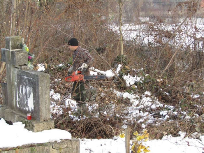 Комунальники в Ужгороді чистять військове кладовище