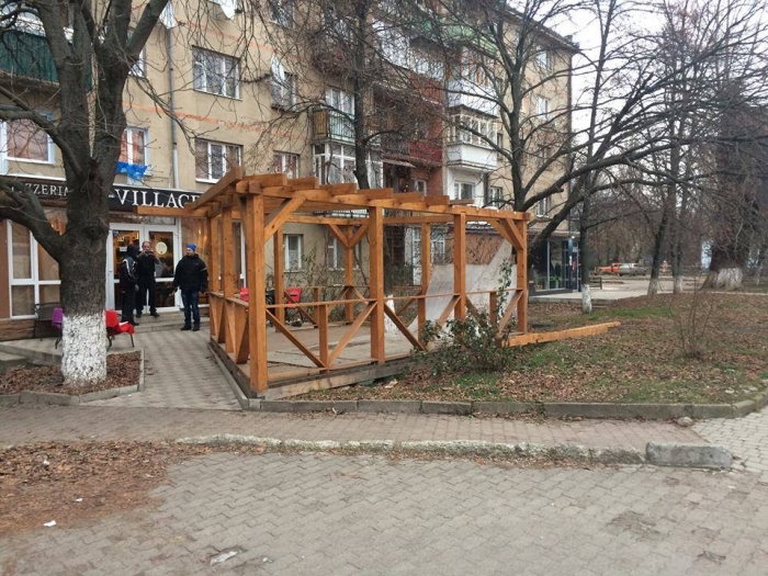 Ужгородські муніципали демонтували незаконний літній майданчик на Собранецькій