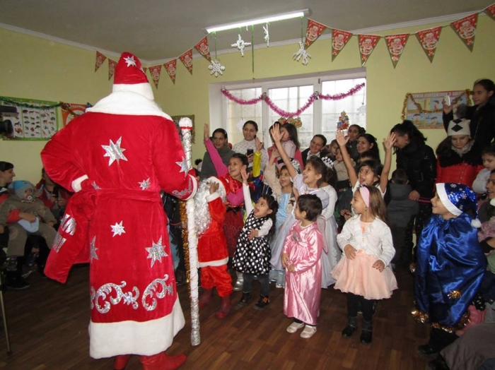 Із новорічними святами в Ужгороді привітали і ромських діток