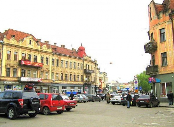 Наступного тижня у підприємців на площі Петефі в Ужгороді перевірятимуть документи на вивіски