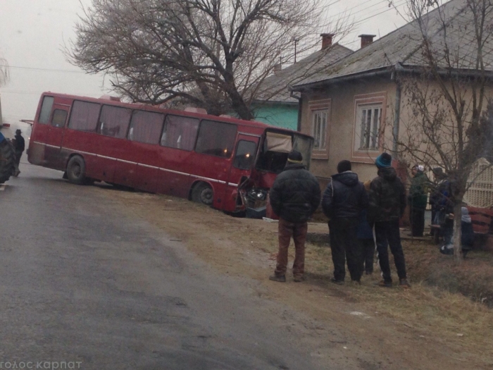 До Чернівців автобус не доїхав: потрапив у ДТП на Виноградівщині