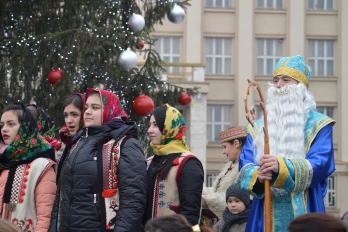 Діти з усіх районів Закарпаття сьогодні провели "ялинковий" день в Ужгороді 
