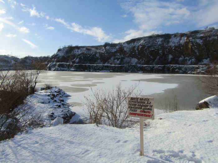 В Ужгороді біля водойм комунальники встановили попереджувальні таблички