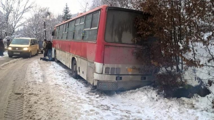 Відбулися переляком: із засніженої дороги на Закарпатті злетів пасажирський автобус