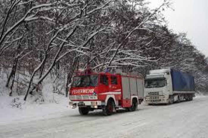 Понад сотню автомобілів визволили зі снігового полону рятувальники Закарпаття