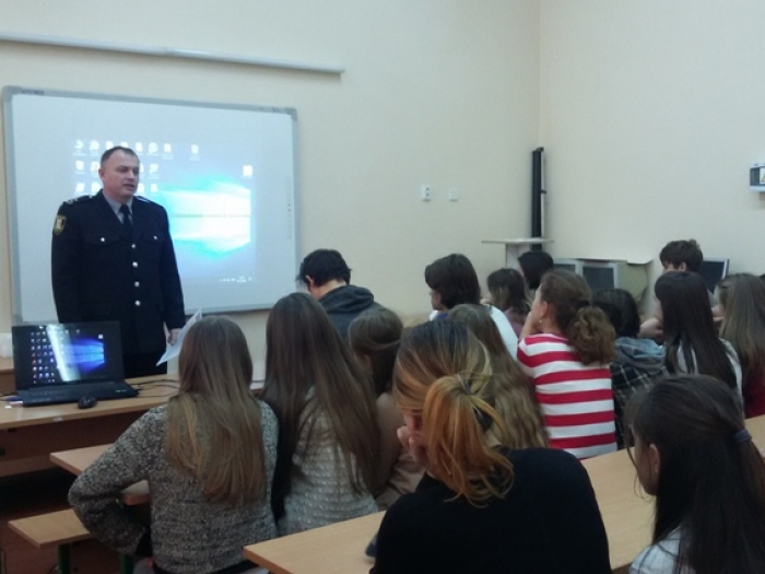 Ужгородським школярам про правопорядок розповідали закарпатські поліцейські