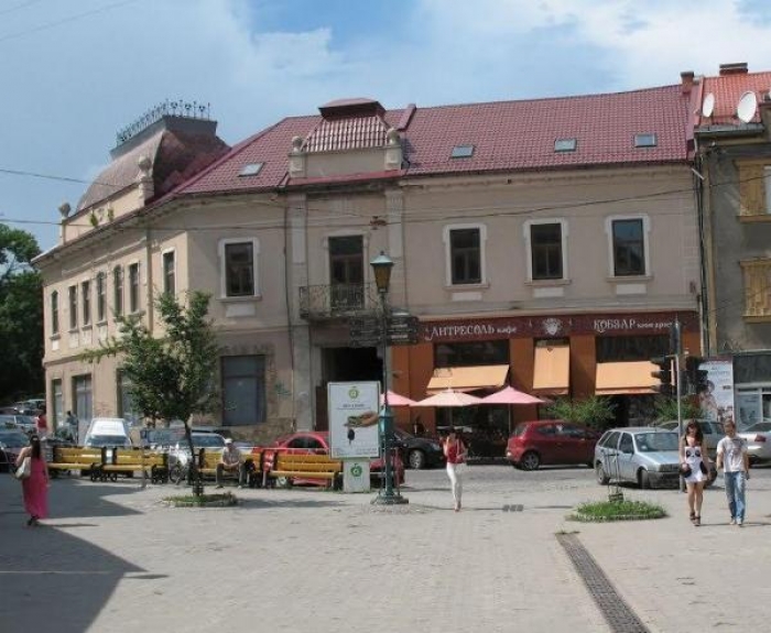 "Берчені" – "Київ" – "Червена ружа": блиск і злидні більш ніж столітньої будови в центрі Ужгорода