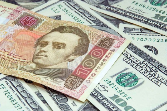 Потічок грошей заробітчан в Україну змілів більш ніж на третину