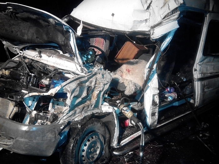 Фатальна аварія: вантажівка зачепила "мерс"