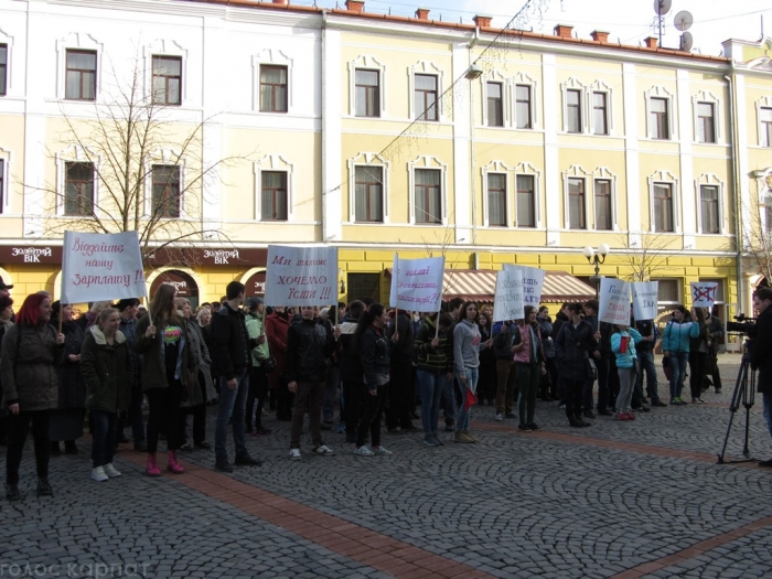 На Закарпатті 200 чоловік протестують проти народних обранців
