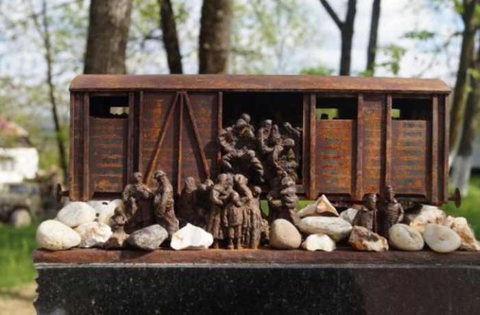 У селі Білки, що на Іршавщині, відкрили міні-скульптуру на честь жертв Голокосту