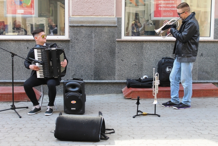 Від класичного джазу до єврейських ритмів і сучасної "попси" – у центрі Ужгорода знову вуличний концерт 