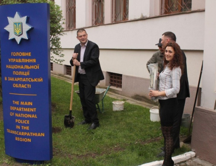 В Ужгороді біля адмінбудівлі обласної поліції цвістиме королева квітів