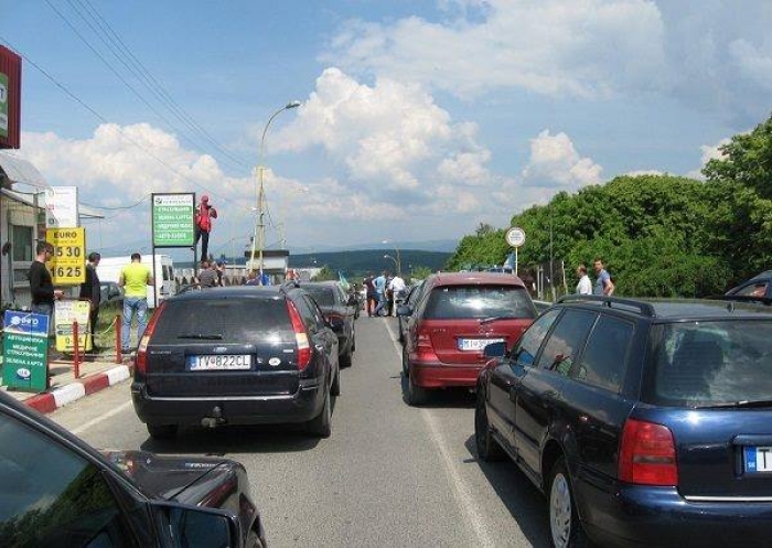 Сотні автомобілів знову застрягли в черзі на кордоні зі Словаччиною 
