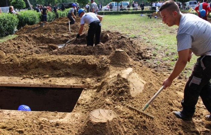 У сусідній Угорщині професійні «копачі» копали могили на швидкість