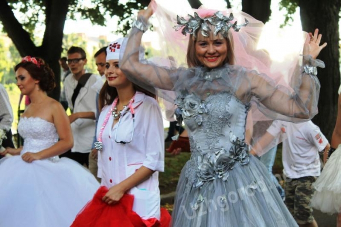Парад наречених в Ужгороді – з висоти пташиного польоту