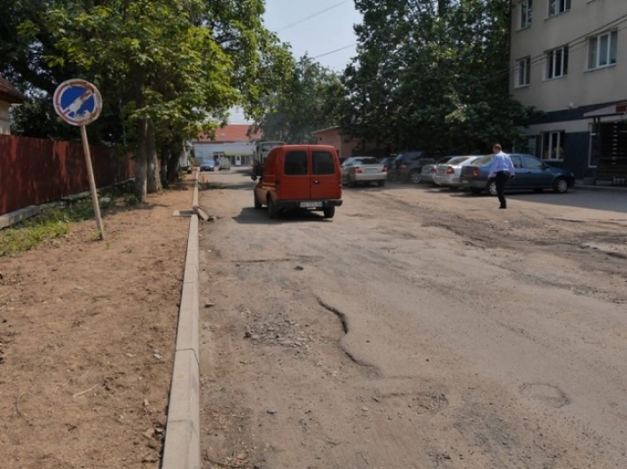 В Ужгороді приступили до ремонту дороги, якою було вже не проїхати