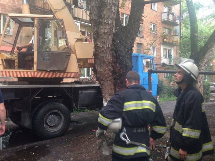 Мер Ужгорода повідомив попередню інформацію за наслідками буревію в місті