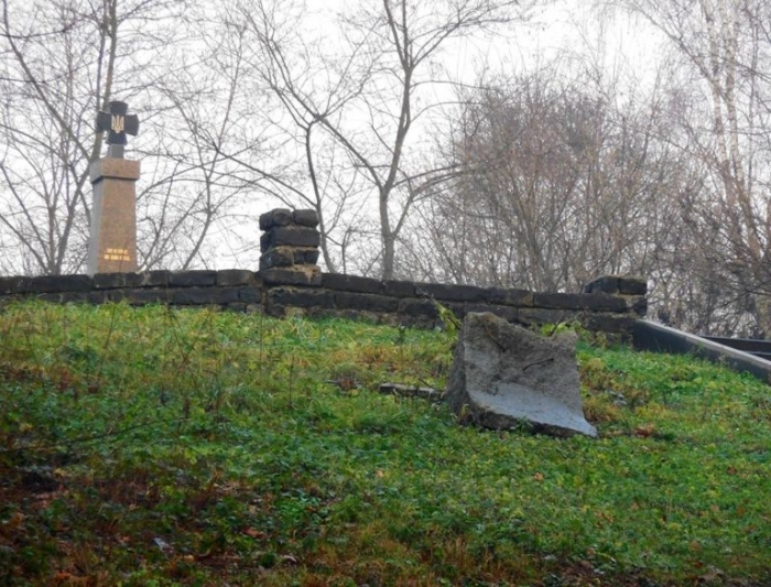 Невідомі продовжують пошкоджувати у Хусті пам'ятки, пов'язані з Карпатською Україною 