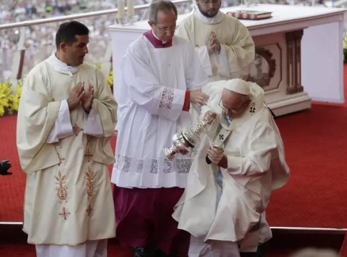 Папа Римський впав під час меси у сусідній Польщі