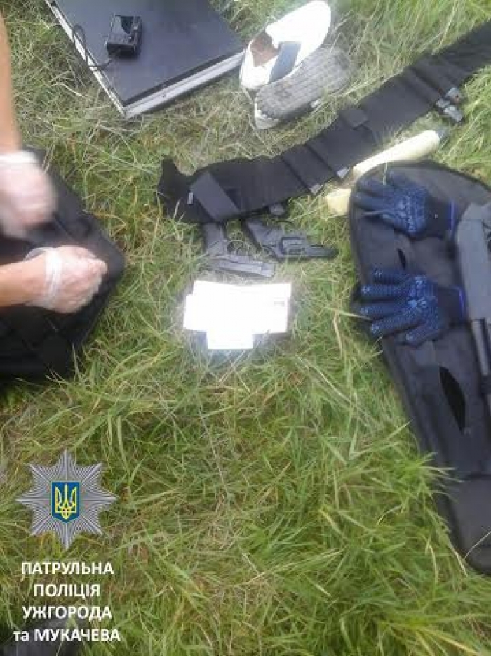 Закарпатські поліцейські затримали озброєних вінничан 