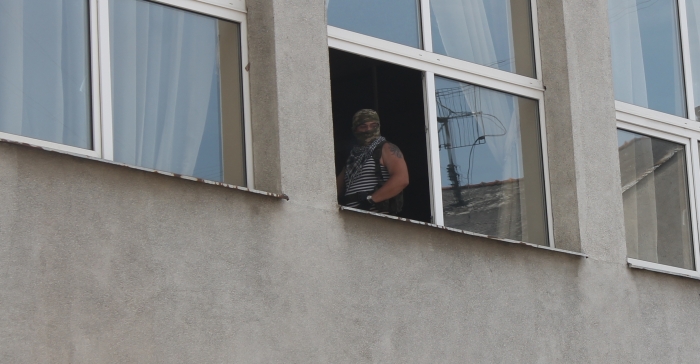 Терміново! Ужгородську мерію захопили озброєні люди в масках(ФОТО)