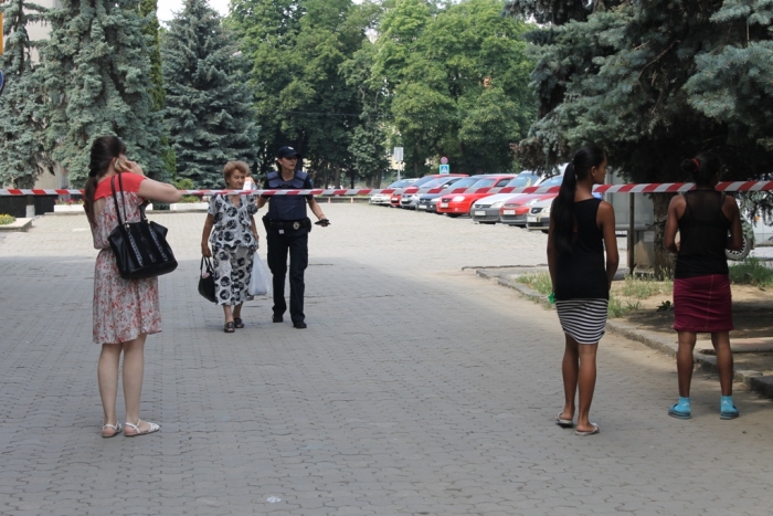 До захопленої Ужгородської міськради прибула поліція та рятувальники (ФОТО)