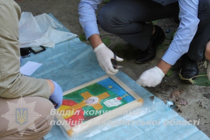 Одинадцять художніх полотен виявили поліцейські на ужгородській вулиці 