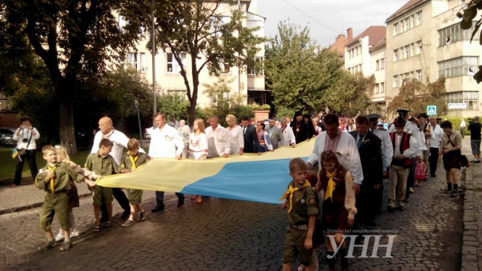 Державний прапор в Ужгороді Москаль піднімав із сином загиблого в АТО