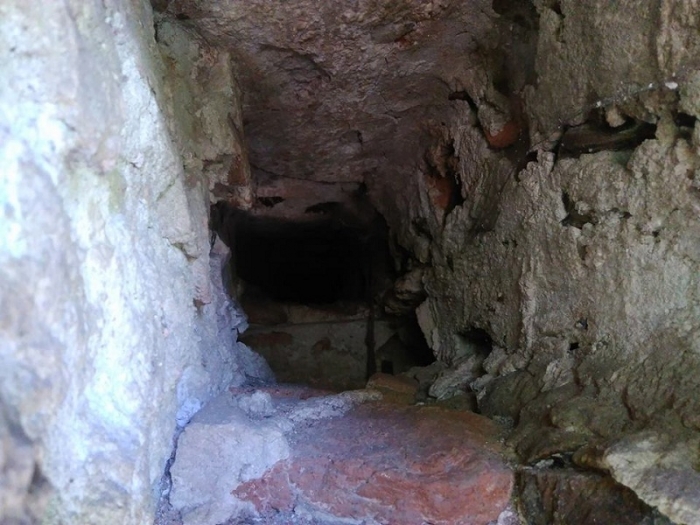 Під руїнами Хустського замку знайшли загадкове підземелля