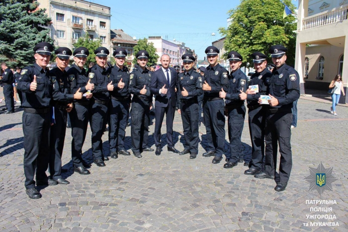 Поліцейські в Мукачеві співали і танцювали на врученні офіцерських погонів ще сотні патрульних