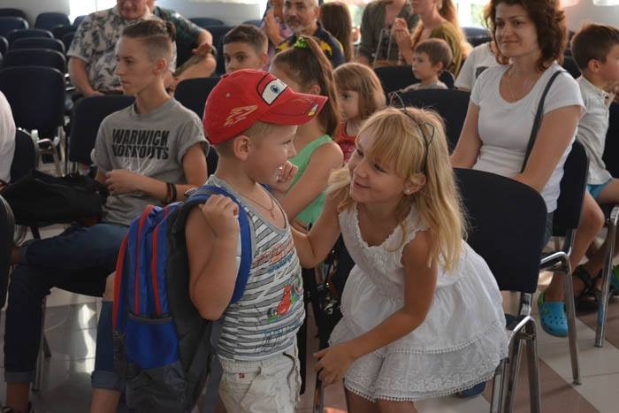 Дітям вимушених переселенців в Ужгороді благодійники допомогли зібратися до школи