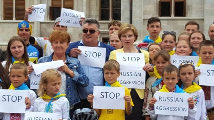 В сусідній з Закарпаттям Угорщині українці вимагали зупинити російську агресію 