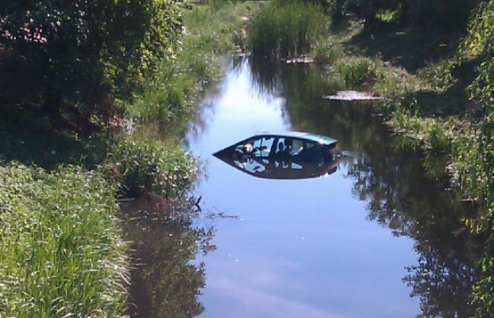 У берегівському каналі загадково втопився автомобіль