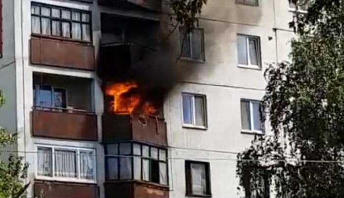 В ході ліквідації пожежі на Минайській в Ужгороді вогнеборці врятували мешканця сусідньої квартири
